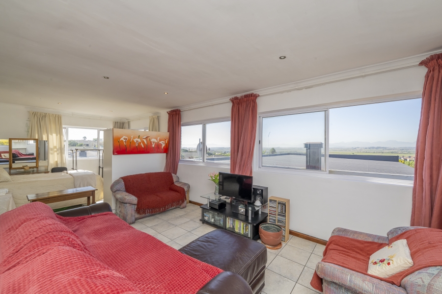 4 Bedroom Property for Sale in Uitzicht Western Cape